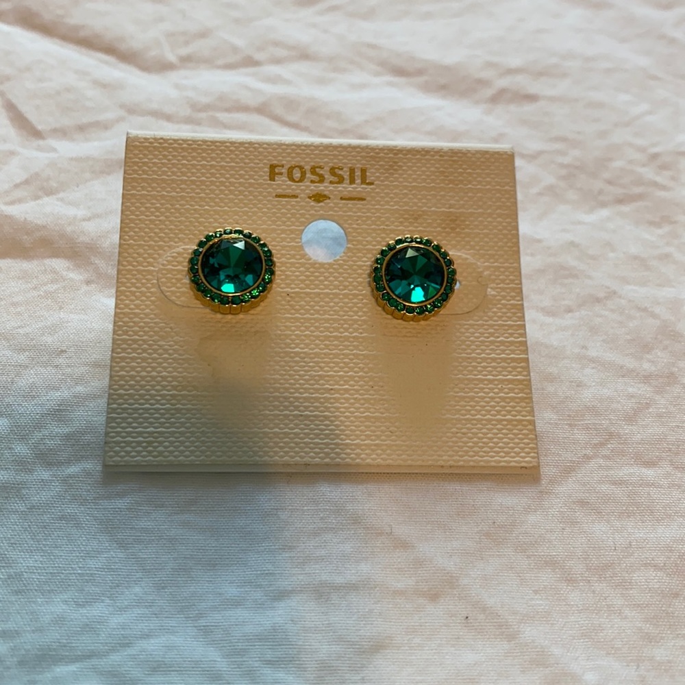 Fossil earrings never worn